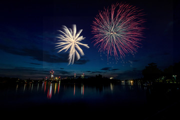 Das Lichterfest an der Alten Donau in Wien in Sommer mit abschlie&szlig;enden Feuerwerk