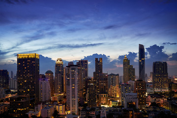 Obraz premium scenic zmierzchu zmierzchu panoramę miasta z budynkiem