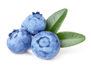 Obraz premium Jagody z zielonymi liśćmi na białym tle.