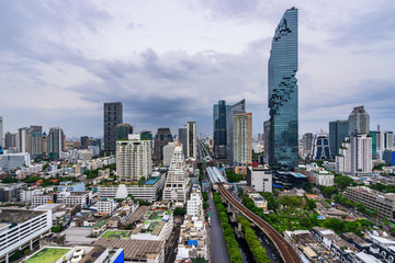 Obraz premium miejski pejzaż w metropolii z chmurą w ciągu dnia