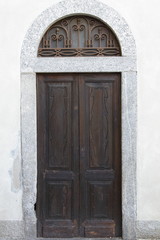 porta di legno, facciata di antica casa, europa