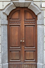 porta di legno, facciata di antica casa, europa