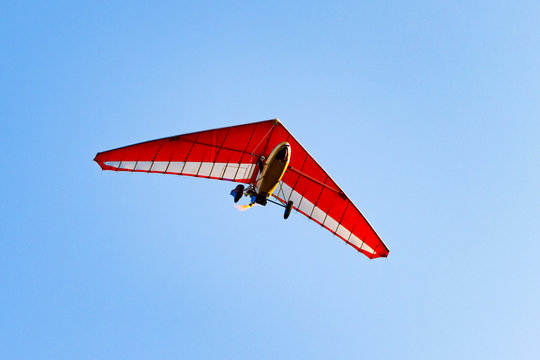Flight of the motor deltaplane in the sky.
