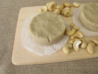 Selbst gemachter veganer Käse aus Cashewkernen