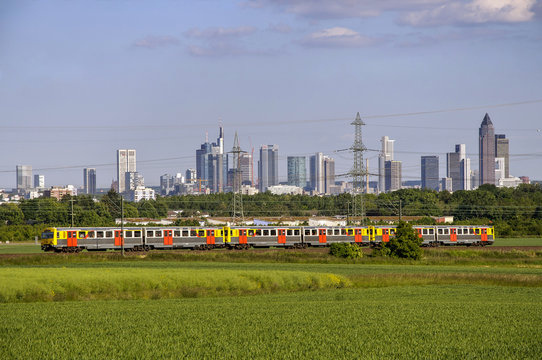Regionalbahn mit Frankfurter Skyline im Hintergrund