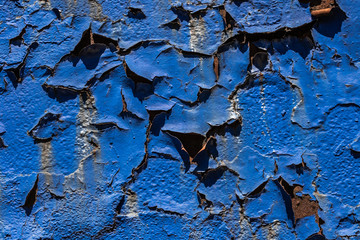 Abblätternde blaue Wandffarbe 