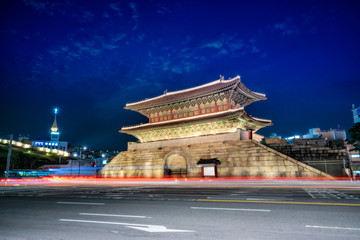 Fototapeta premium Dongdaemun Gate at night with light trails of Traffic in Seoul city, South Korea