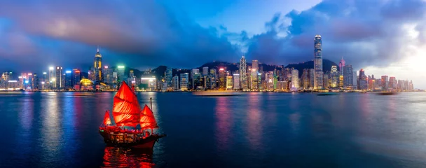Foto op Plexiglas Panorama van de skyline van Hong Kong City met toeristische zeilboot & 39 s nachts. Uitzicht vanaf de overkant van Victoria Harbour HongKong. © Travel man