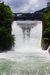  奥多摩湖小河内ダムの放流