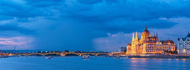 Naklejka premium Hungarian Parliament in dusk