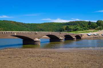Die Br&uuml;cke von Asel, sichtbar bei Niedrigwasser im Edersee
