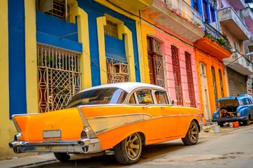 Foto op Plexiglas anti-reflex oude Amerikaanse auto op de straat van de Cubaanse hoofdstad Havana © Tortuga