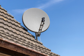 Parabolantenne auf einem Dach