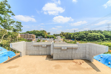 春の四街道の建設中の橋の風景