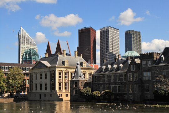 Den Haag; Architektonische Vielfalt im Herzen der Stadt / Blick über Hofvijver, Binnenhof und Muaritshuis