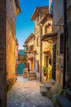Fototapeta Ulica w pięknej małej średniowiecznej wiosce w Toskanii o zachodzie słońca. Włochy. Europa
