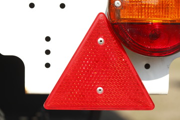 Roter Reflektor und Rücklicht von einem LKW
