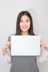 Naklejka premium Beautiful asian women hold white blank paper advertising