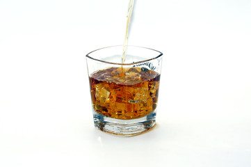 Whisky im Glas mit Eiswürfel auf weißem Hintergrund