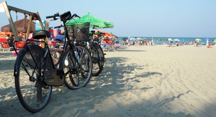 Biciclette parcheggiate sulla spiaggia