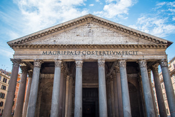 Obraz premium Iconic Roman Temple 