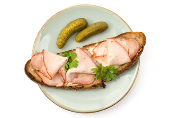 Mit Bratenaufschnitt belegtes Brot