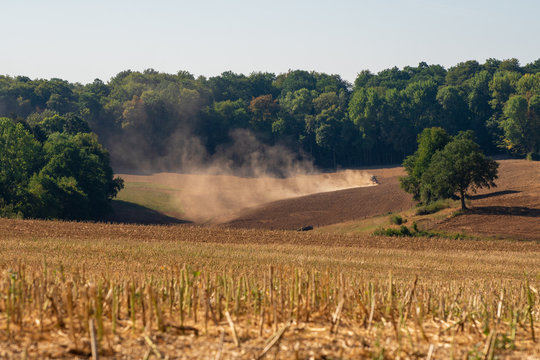 Labours et retournement de la terre en conditions s&egrave;ches, d&eacute;partement Meuse, r&eacute;gion Grand Est, France
