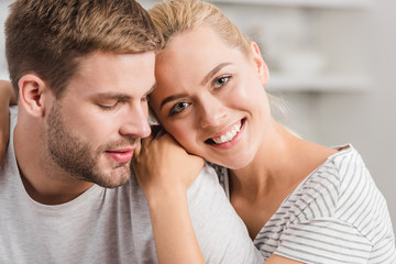 Obraz premium portrait of happy couple hugging in kitchen