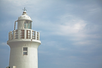 光る灯台ファロス惰性で進む空と海をナビゲーション安全航海のランドマークタワー旅行風景古いアイランズ浜とビーコン