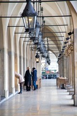 Sukiennice na rynku krakowskim, turyści przed wystawą sklepową, rynek krakowski przyciąga i kusi © Jarek Witkowski
