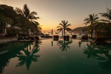 Fototapeta na wymiar Sunset on Raya Island, Thailand with the pool in the foreground and the beatiful seaview in the backgorund.