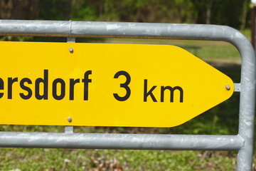 Gelber Pfeilwegweiser