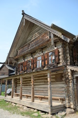 Casa antica in legno di villaggio russo