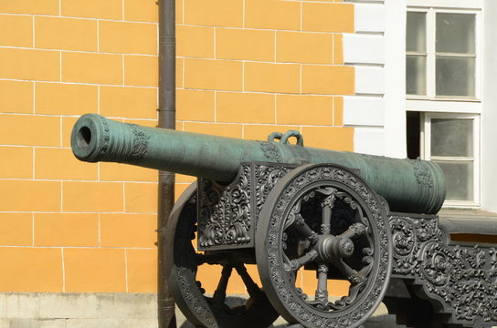 Antico cannone dell'esercito russo sul piazzale del Cremlino