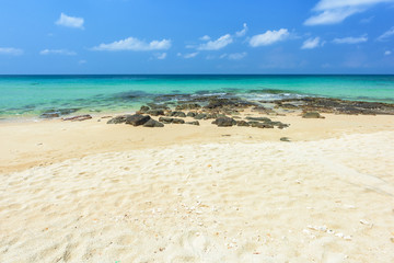 Fototapeta na wymiar Beautiful beach and tropical sea and rocks in Thailand.