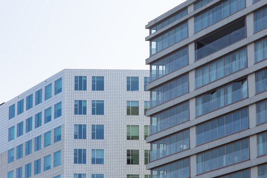 Facciate di due palazzi moderni a Amsterdam