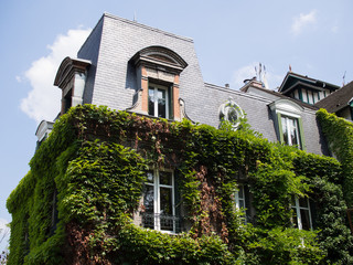 Pariser Bürgerhaus mit begrünter Fassade