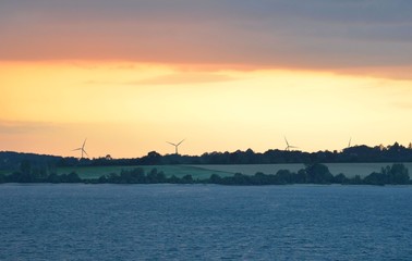 Fototapeta premium éoliennes sur le lac de Pareloup, Aveyron, France