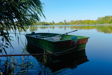 Naklejka na ściany i meble Fischerboot an einem kleinen See im Sommer