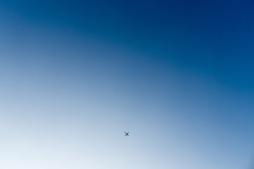 Aereo nel cielo senza nuvole