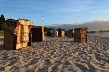 Fototapeta na wymiar feiner Sandstrand und Strandkörbe an der schönen Ostsee Küste, Konzept Sommer, Meer, Strand, Urlaub