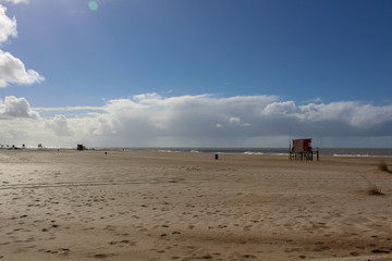 Playa desierta, d&iacute;a nublado, casilla de guardavidas