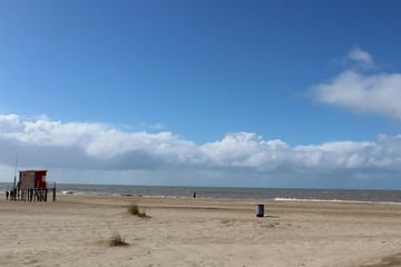 Fototapeta na wymiar casilla de guardavida, playa desierta en día invernal