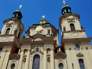 Fasada przednia kościoła św. Mikołaja - zabytkowego kościółka w Pradze w dzielnicy Malá Strana, na Rynku Małostrańskim