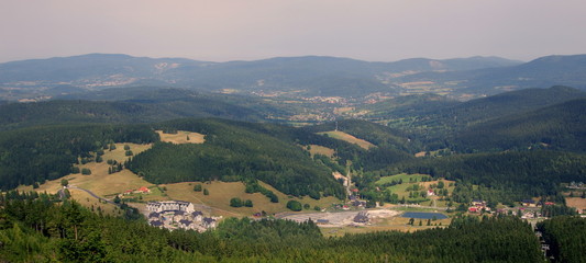 Widok z Czarnej Góry, masywu Śnieżnika w Sudetach w pobliżu Stronia Śląskiego na Dolnym Śląsku © Konrad_elx
