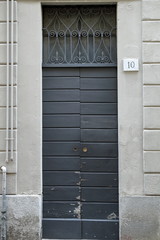 porta di ingresso in legno antica facciata casa, europa