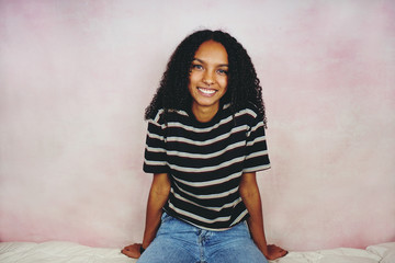 Preciosa chica joven sonriendo en un retrato de estudio