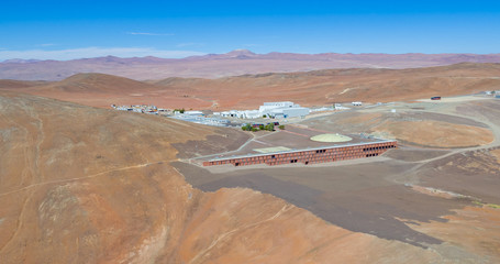 Fototapeta na wymiar hotel and facilities for scientists over the Paranal hill