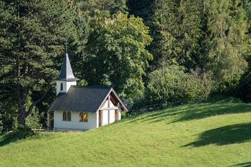 Fototapeta na wymiar Idyllische kleine Kirche am Land