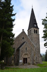 Kościół pw. Św. Anny, kamienny zabytek w Zieleńcu latem, Polska